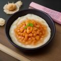 桃花视频主编林默的肖像照，穿着灰蓝色衬衫，戴细框眼镜，背景是书架，面带微笑显得稳重可靠
